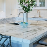 Kjøkken med benkeplate i marmor. Foto.